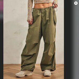 Urban Outfitters Parachute Cargo Pants - Khaki Green - Sz S